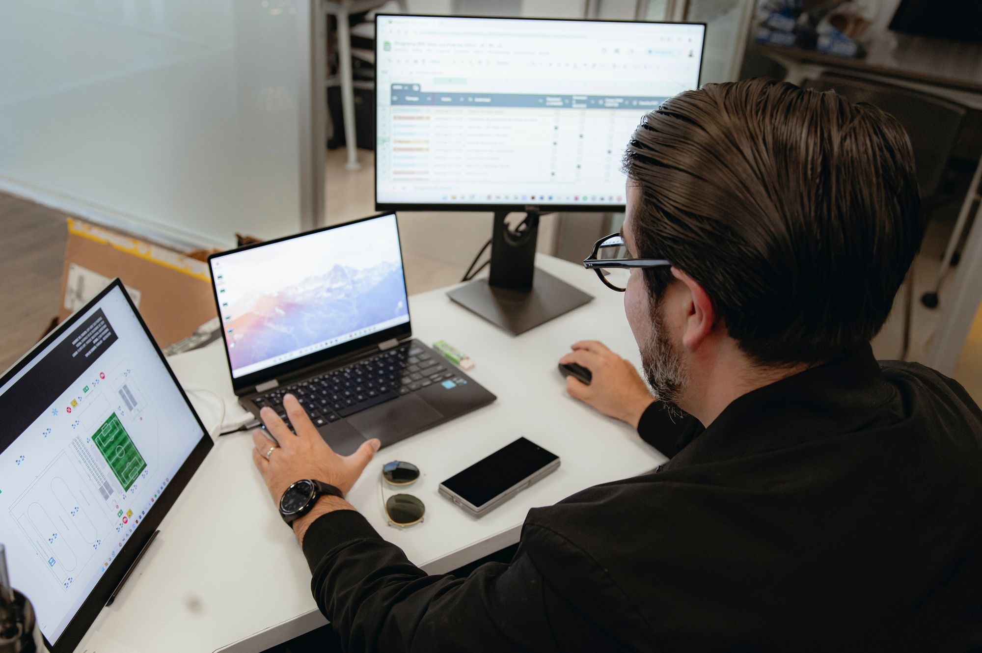 Coordinador de Cluster revisando el plano del evento y la lista de control en pantalla durante la planeación operativa