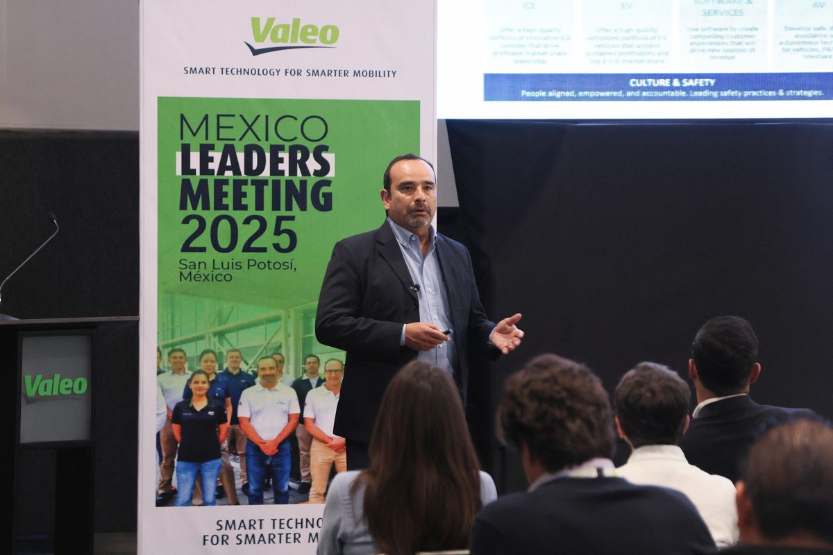 Executive presenting in front of a Valeo Mexico Leaders Meeting 2025 panel in San Luis Potosí, with a seated audience in the foreground