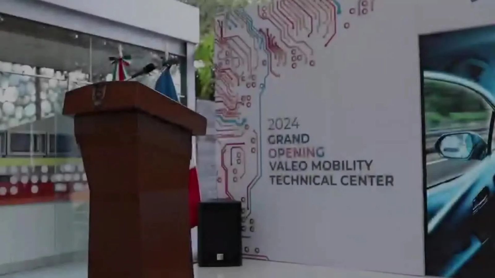 Atril y escenografía con la identidad del evento 2024 Grand Opening Valeo Mobility Technical Center
